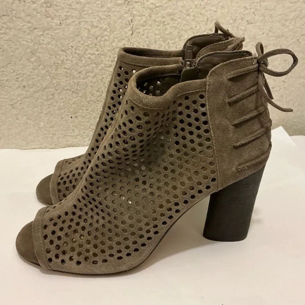NWOB Gianni Bini Taupe Suede Ankle Shoe Peep Toe Side Zip Heels Sandals Sz 8.5M